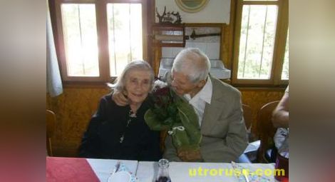 101-годишен дядо черпи с домашна ракия за ЧРД 