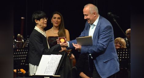 Артистичната директорка на фестивала Ива Чавдарова получи приза „Златна лира“ от Съюза на българските музикални и танцови дейци.