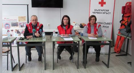 Стефко Бурджиев, Антоанета Ябанозова и Десислава Дивчева разказват за работата на БЧК в помощ на бежанците от войната в Украйна.				  Снимка: Русе Медиа