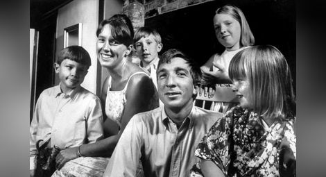 Писателят със семейството си през 1966 година.