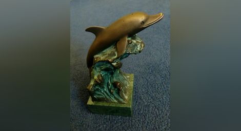 Статуетка „Янтарный дельфин“