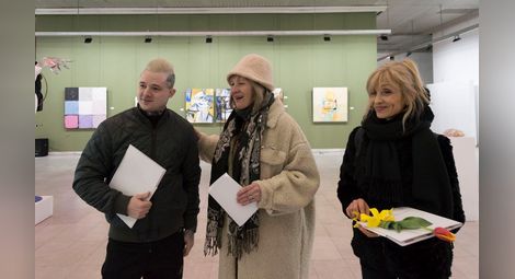 Носителят на наградата за млад автор Горан Памуков, директорката на галерията Елена Великова и носителката на наградата на СБХ Таня Пасева. 			            Снимка: РХГ