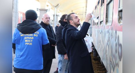 Ръководителят на Представителството на Европейската комисия в България Цветан Кюланов (вдясно) посети пунктовете за подкрепа на бежанци на Дунав мост и Централна гара.