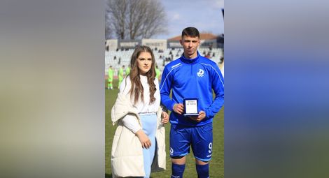 Александър Кирилов и Йордан Димитров получиха специални плакети като най-добри играчи на „Дунав“ в последните два пролетни мача.