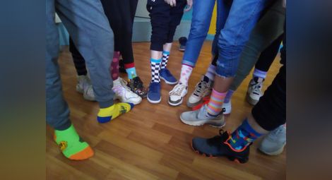 С два различни чорапа и танц деца  почетоха хората със синдром на Даун