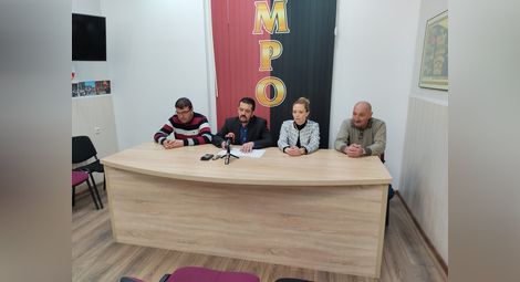 Владо Владов, Цветелин Радулов, Луиза Попова и Кънчо Йорданов обявяват обжалването на решението на РИОСВ за бъдещия завод на Красимир Даков.                       Снимка: Авторът