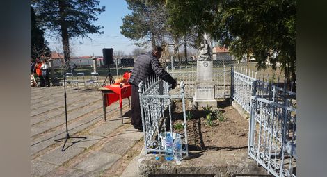 Почетоха с цветя и панихида паметта на Филип Тотю в Две могили /галерия/