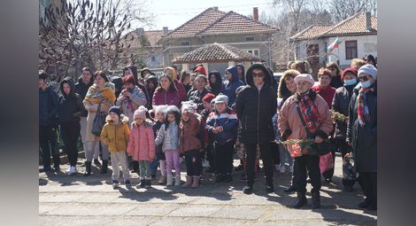 Почетоха с цветя и панихида паметта на Филип Тотю в Две могили /галерия/