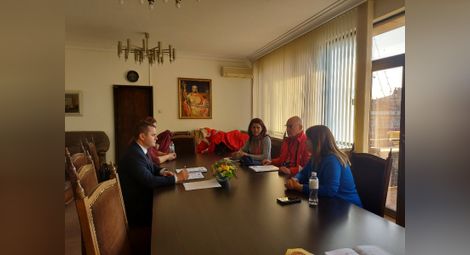 Кметът Пенчо Милков обсъди проблемите на доброволчеството с ръководството на БЧК-Русе.  Снимка: Община Русе