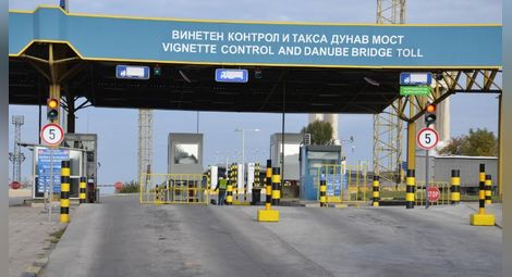 Разследват за 48 подкупа задържания за корупция на Дунав мост полицай