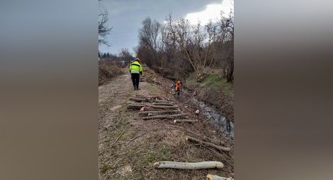 Продължава превантивното почистване на деретата в община Русе