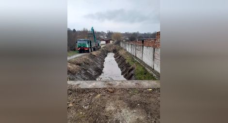 Продължава превантивното почистване на деретата в община Русе