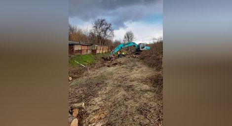 Продължава превантивното почистване на деретата в община Русе