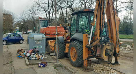 До празния контейнер на ул. „Алеи Възраждане“ редовно се изхвърлят отпадъци или от детската градина, или от заведението на ул. „Доростол“, сигнализират живеещи в този район. Това съобщи „Нелсен Чистота“ и предостави снимки. 