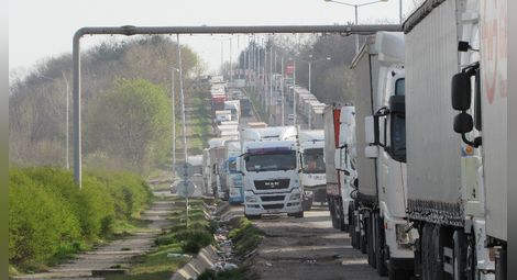 Забрана за спиране и нов паркинг за 700 тира ще отпушват тапата на Дунав мост