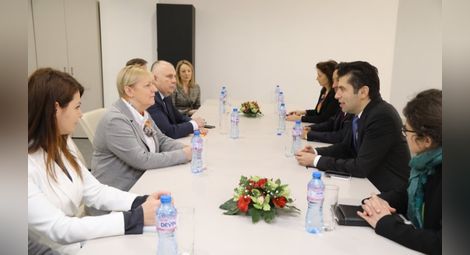 Кирил Петков обсъди засилването на сътрудничеството с Amazon и Google