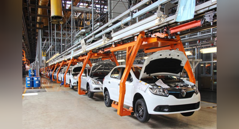 Заводът АвтоВАЗ в Толиати все още работи, но произвежда модели от миналото.