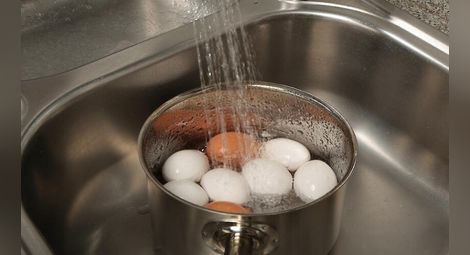 Проверете дали яйцата са пресни с помощта на студена вода