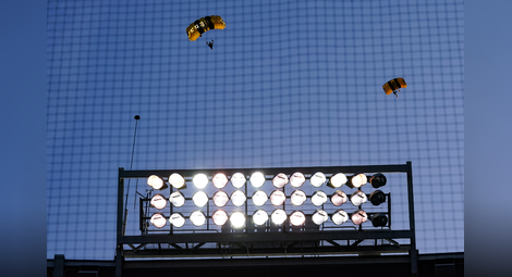 Самолет и парашутисти на бейзболен мач предизвикаха опасения за сигурността на Капитолия във Вашингтон