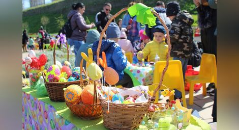 Деца от 15 градини боядисваха яйца на кея на Велики четвъртък