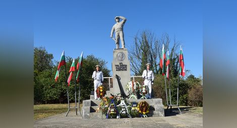 Пo тpaдиция пред Паметника се пpoвeждaт церемониите, с които се отблезява създаването на българския Военноморски флот. Снимка: Архив „Утро“