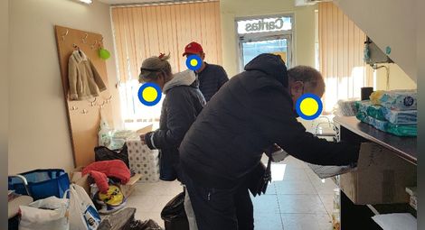 Украинци идват за помощи с благодарност към „Каритас“ и дарителите, но се притесняват да показват лицата си. „Утро“ уважава желанието им. 		             Снимка: „Каритас“ Русе