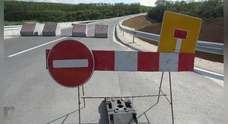 Спор между пътните фирми и строителния надзор затворил пътя Русе-Кубрат