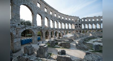 В южния край на полуостров Истрия, Хърватия, в град Пула се издигат и днес внушителни здания от епохата на Рим. Пула Арена е едно от тях. Обитателите на Пула правят вино от времето на империята досега.