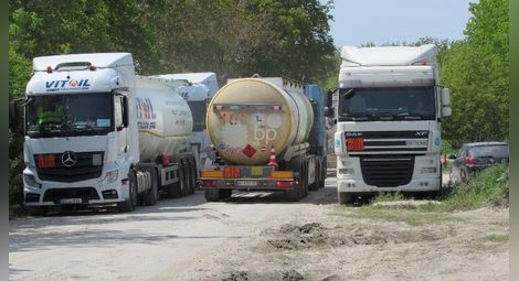Украинци и молдовци купуват на едро горива от база край Мартен