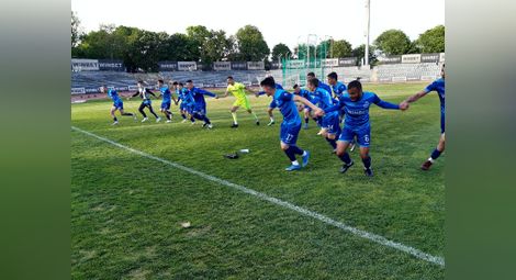 Младият отбор на „Дунав“ празнува завръщането си в професионалния футбол. Снимка: ФК „Дунав“