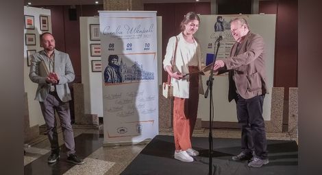 Косьо Станев връчи наградата на неговата фондация за прохождащ млад артист на Александра Майдавска от Варненския театър Снимка: Севдалин Емануилов, Фейсбук