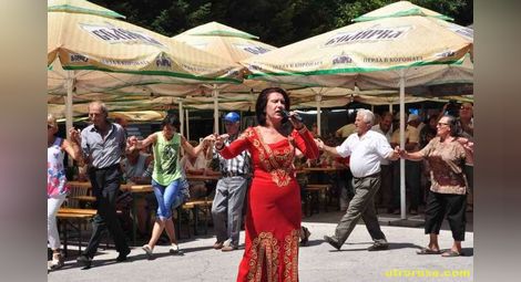 Гуна Иванова и румънски танцьори разиграха сърцата на николовчани