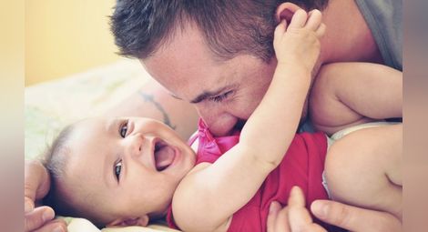 Учени: Гъделичкайте бебето си, за да проговори по-бързо