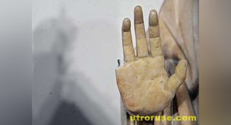 Турист счупи безценна 600-годишна статуя във Флоренция