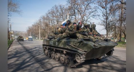 Проруски бунтовници нападнаха шествие в Донецк, има ранени