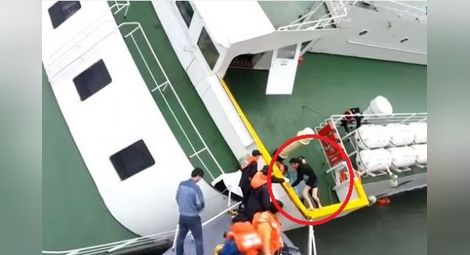 Капитанът на корейския „Титаник” заснет от бреговата охрана да бяга като плъх от кораба по гащи /видео/
