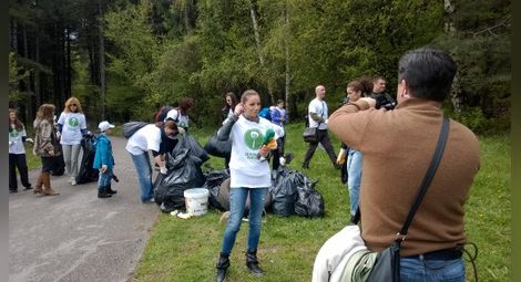"Да изчистим България за един ден" постави световен рекорд със събраните над 16 тона отпадъци /галерия/