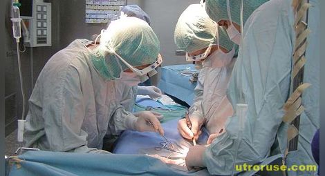 Хирург открадна хероин от стомаха на пациент 