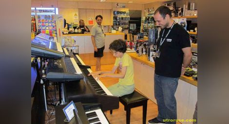 Пианист от Русе сюрпризира с Моцарт клиентите на мол в Атина