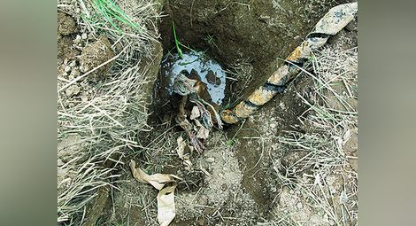 Трудолюбиви крадци изкопаха 108 дупки за 2500 метра жици край Долапите