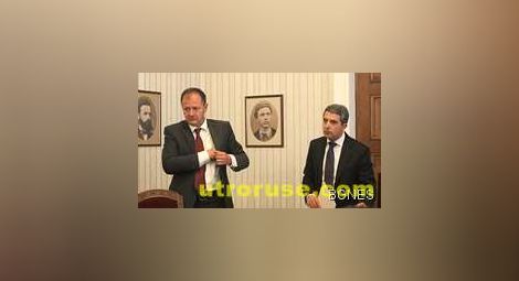 Миков покани Плевнелиев при обсъждане на ветото