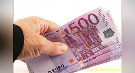 Бързаща за работа жена се спъна в 12 000 евро и ги върна на собственика