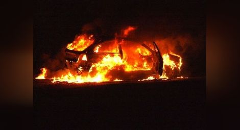 Кола изгоря като факла по време на движение в Ценово