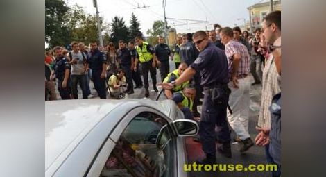 Депутатска кола прегази крака на полицай 