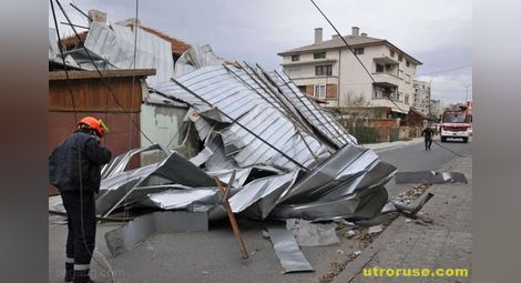 Ураганен вятър събори покрива на блок в Петрич 