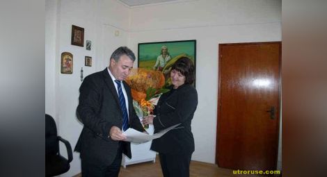 Зам.областният управител Маринов поздрави за юбилея  шефката на земеделието в Русе Димитрия Илиева 