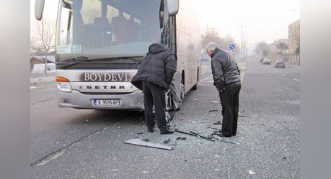 Автобус с деца катастрофира леко край Шумен