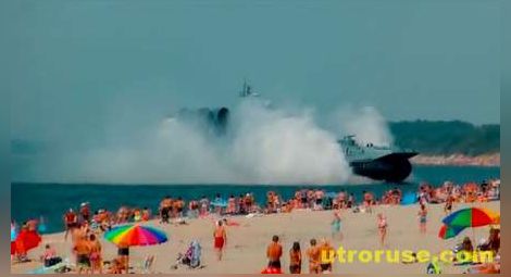 Руски военен кораб акостира на плаж с почиващи хора /видео/