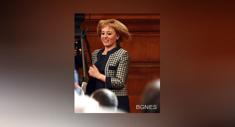 Мая Манолова остава зам.-председател на НС след 3 часа дебати