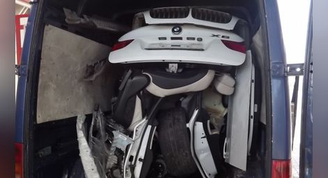 Румънец разфасова BMW X6 и го напъха в бус
